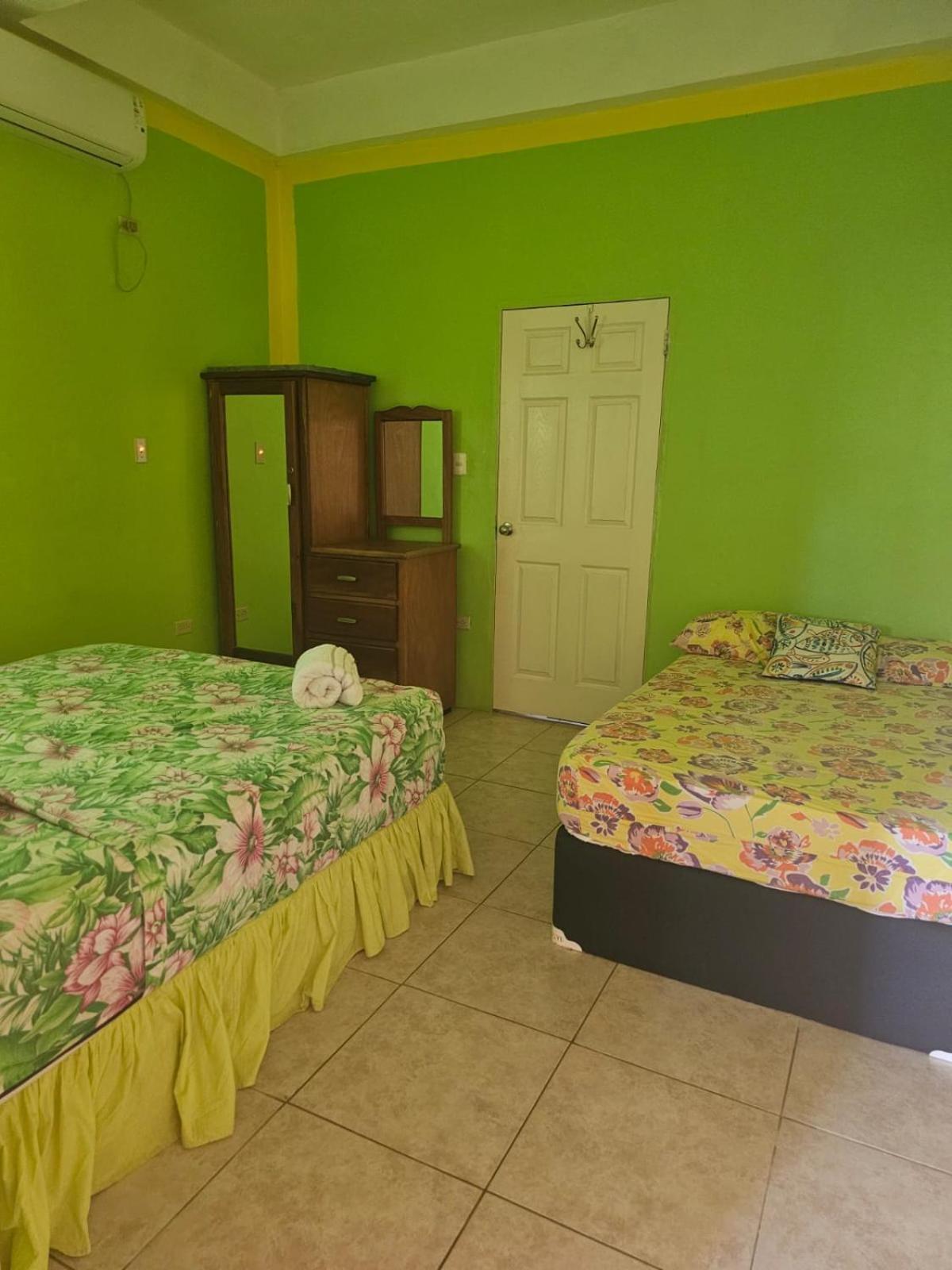 Fish Tobago Guesthouse Or Joy And Brandon Guesthouse Buccoo Szoba fotó